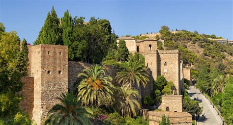 L'Alcazaba de Málaga : Une forteresse majestueuse aux influences multiples!