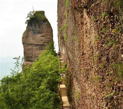 Le Mont Jianmen, un Géant de Grès à Découvrir Absolument !