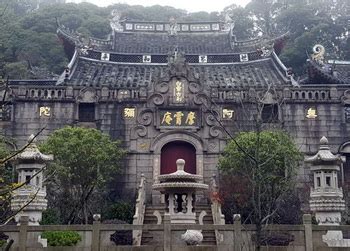  Le Temple Baiyun, un joyau architectural niché au cœur de la nature luxuriante !