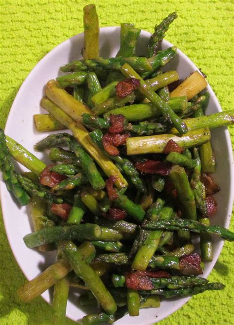 アスパラ ベーコン 炒め：食卓の芸術と文化の交差点