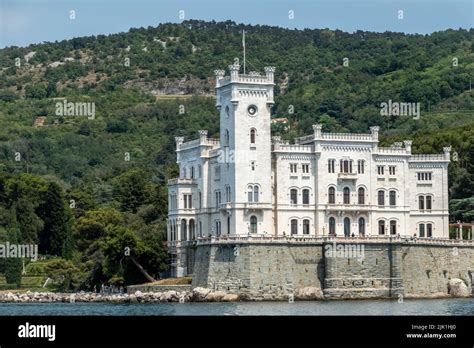 Le Château de Miramare, une forteresse romantique surplombant la mer Adriatique!