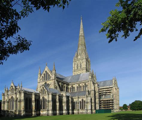 La Cathédrale de Salisbury: Un Joyau Architectural Médiéval à Découvrir Absolument!