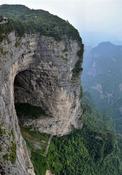 La Porte de Tianmen: Une merveille architecturale qui défie la gravité!