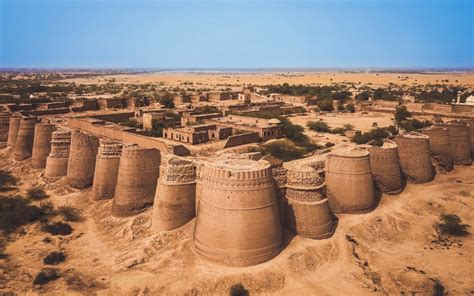 Le Derawar Fort: Vestige Architectural Imposant et Témoin de l'Histoire Pakistanaise!