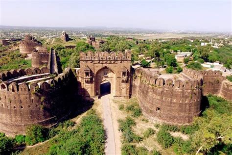 Le Fort de Rohtas: Un Monument Impérial aux Secrets Persistants!