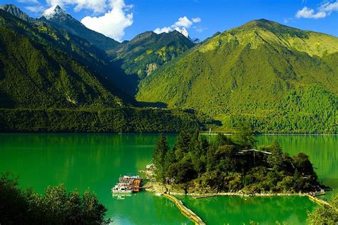 Le Lac de Basum Tso : Une Mer d'Emeraude Réfléchissant le Ciel !