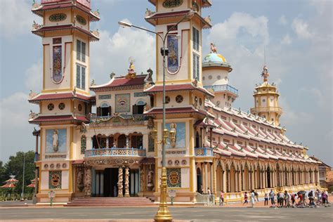 Le Sanctuaire Cao Dai de Tây Ninh: Une architecture surprenante et une expérience spirituelle unique!