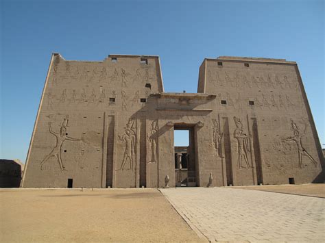 Le Temple d'Edfou: Un joyau caché de l'Égypte antique qui vous transportera dans le temps !