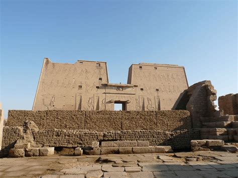  Le Temple d'Edfou: Une Ode à Horus dans le Cœur du Desert