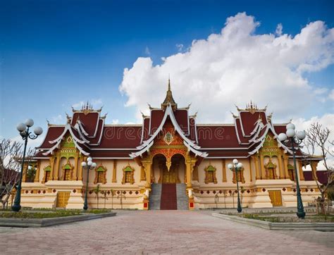 Le Temple de la Grande Compassion: Un Sanctuaire Bouddhiste et une Vue Panoramique à Couper le Souffle!