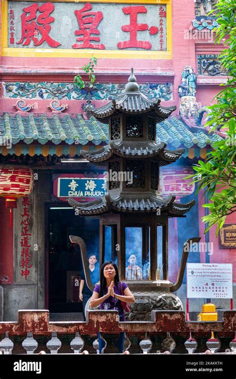  Le Temple de la Mer de Jade: Un Sanctuaire Céleste Caché au Cœur Vibrant de Kunming!