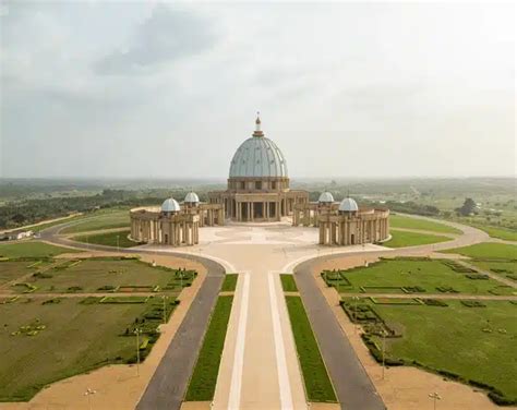   Le Temple de la Paix Céleste: Un joyau architectural caché dans les montagnes