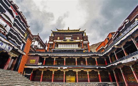 Le Temple de Tashilhunpo : Un joyau spirituel étincelant dans la majestueuse vallée du Shigatse!