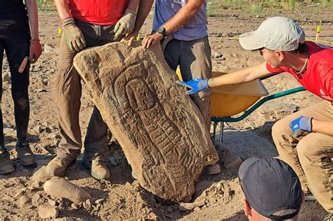  Le Tombeau de Mǎ Suī ! Un Monument Mystérieux et Inspirant à Hami