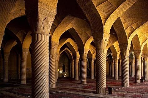  Le Vakil Mosque: Un joyau architectural et un refuge pour l’âme