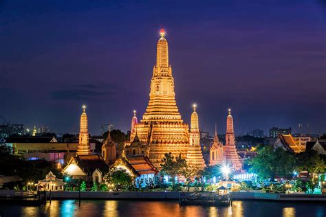  Le Wat Arun: Un Temple Scintillant au Bord du Chao Phraya!