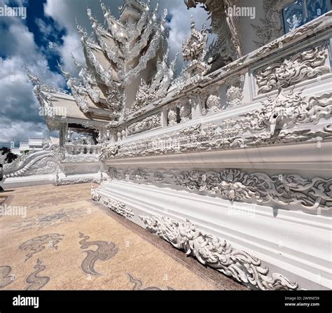 Le Wat Rong Khun: Un Temple Contemporain Scintillant de Miroirs!