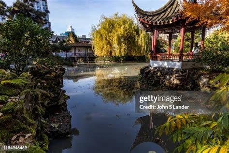 Le Pavillon de la Fleur Embaumée: Une Oasis de Tranquillité et de Beauté Exotique à Suzhou