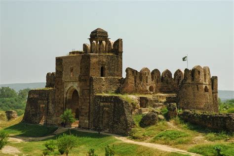 Rohtas Fort: Un joyau médiéval perché au cœur du Punjab pakistanais!