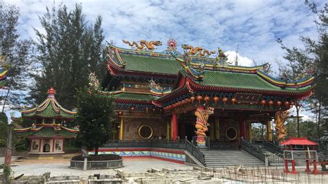 Le Temple du Dragon Jadeux: Une Oasis Spirituelle Cachée en Plein Coeur de Mudanjiang!